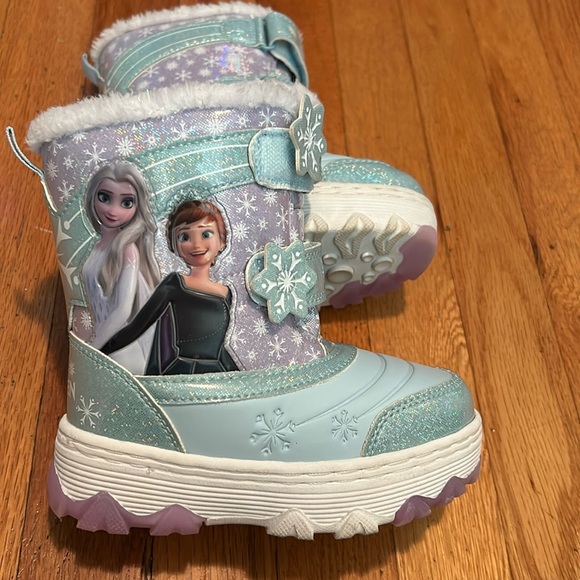 Disney Frozen II • light up winter boots with faux fur lining Size 9 - Picture 1 of 12